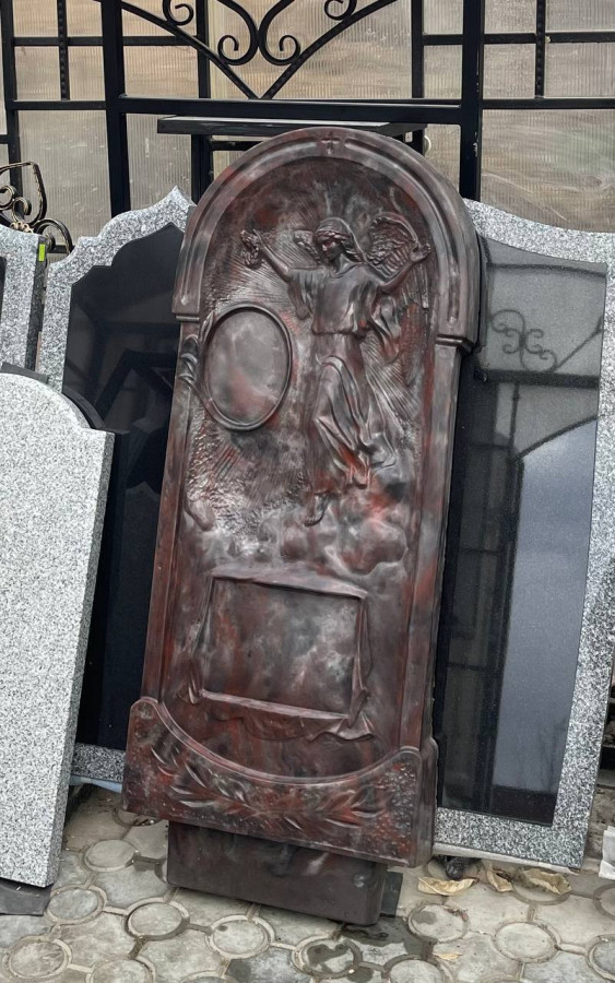 Памятник с березкой